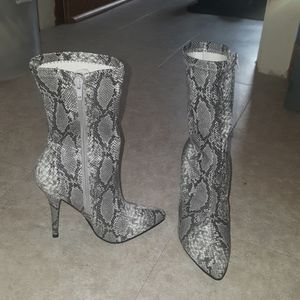 Snake Skin pointed heel bootie size 5
